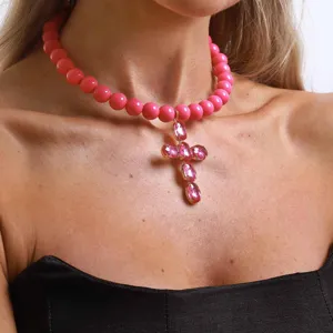 Elegante collana choker con perle rosa e ciondolo croce in cristallo strass da donna