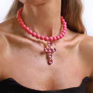 Chic collana girocollo con perline rosa e ciondolo a croce in cristallo, trendy.
