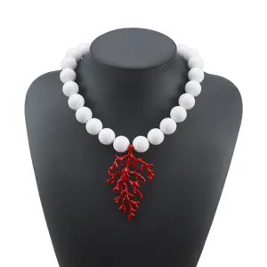 Collana di perle bianche con ciondolo aragosta rossa, gioiello alla moda per vacanze.