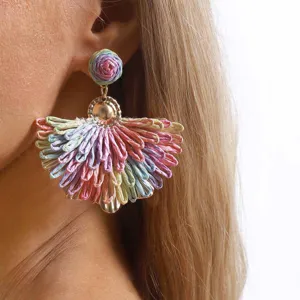 Orecchini pendenti con fiori in rafia intrecciata colorata stile etnico bohémien vacanza donna