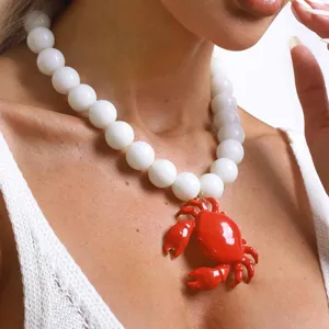 Collana girocollo con perle bianche e ciondolo aragosta rosso vivo, stile vacanza al mare.