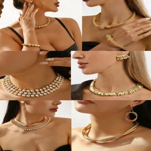 Εντυπωσιακό χρυσό κολιέ choker σετ, κομψά κοσμήματα γάμου με πέρλες και κρυστάλλους.