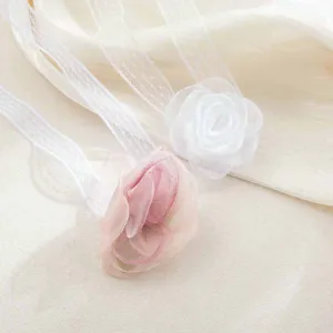 Close-up detail van zoete mesh lint bloem choker en polsbloem, prachtig kant ontwerp.