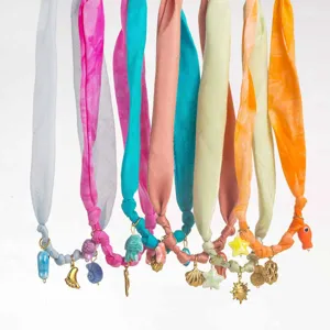 Collier en ruban de tissu coloré avec de jolis charms coquillage et étoile de mer pour la plage.