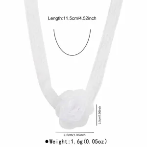 Detailweergave van de witte mesh lint bloem choker met specifieke lengte- en gewichtsmetingen.