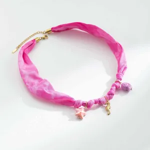 Collier ras de cou en ruban de tissu rose avec pendentifs sur le thème de l'océan.