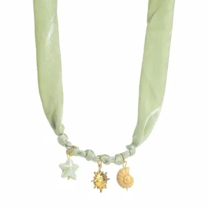 Collier ruban tissu vert avec adorables pendentifs étoile mer soleil coquillage de plage.