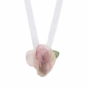 Gedetailleerde close-up van een mesh lint roos choker ketting, elegant bruidsaccessoire.