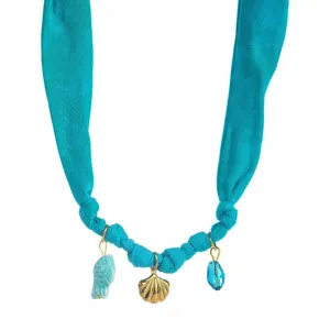 Collier en ruban de tissu turquoise avec pendentifs de poisson coquillage et perle en cristal.