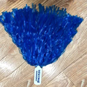 Blauwe cheerleader pompon met witte kunststof handgreep voor diverse sportevenementen.