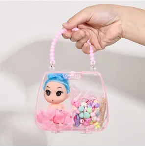 Primo piano dettagliato della borsa trasparente per bambini con bambola blu e perline DIY.