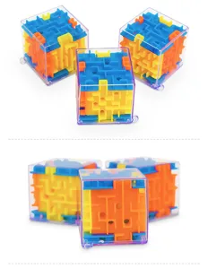 Vista detallada del mini cubo laberinto 3D, carcasa transparente con caminos coloridos.