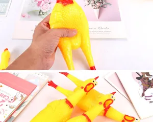 Gelbes gummi schreiendes huhn spielzeug detailansicht, lustiges anti stress tier spielzeug.