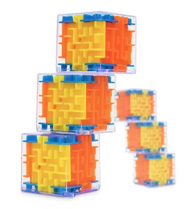 Vista detallada del cubo laberinto 3D con pistas de colores, carcasa transparente y bola.