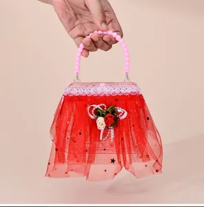 Borsa a mano luminosa per bambini con manico di perle rosa e pizzo a rete rossa.