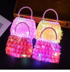 Borsa giocattolo luminosa LED per ragazze, vista dettagliata della borsetta con volant colorati.