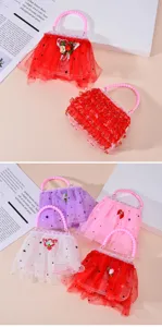 Primo piano dettagliato della borsa trasparente fai-da-te per bambini con perle e fiocco.