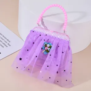 Vista di dettaglio della graziosa borsa giocattolo luminosa per bambine con pizzo.