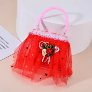 Borsa a mano giocattolo in tulle rosso per bambine con manico di perle rosa e bellissimi fiori.