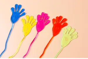 Detailansicht der farbigen dehnbaren klebrigen Handspielzeug Details mit langem Schwanz.