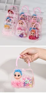 Dettaglio set fai da te bambola borsa per bambini con borsa trasparente e perline colorate.