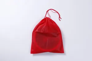 Borsa portaoggetti con coulisse in tessuto non tessuto rosso per anelli di addestramento sensoriale.