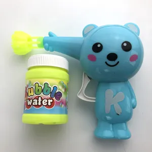 Primer plano de pistola de burbujas de oso azul de dibujos animados con agua de burbujas.