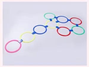 Vista dettagliata di anelli di agilità colorati e giochi della campana per allenamento sensoriale.