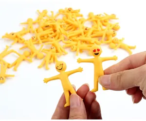 Nahaufnahme des dehnbaren gelben Emoji-Mannes, welche die flexible Gummistruktur zeigt.