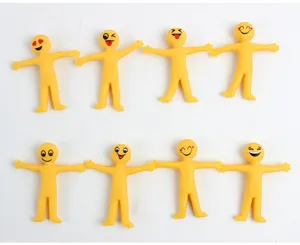 Details der flexiblen gelben Anti-Stress-Figuren mit verschiedenen lustigen Gesichtsausdrücken.