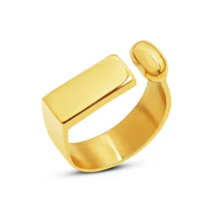 Close-up detail van de minimalistische 18K vergulde titanium stalen open ring met platte bovenkant.