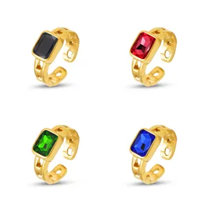 Eleganter rechteckiger Zirkon Titanstahl Ring in vier Farben, schönes Schmuck Detail.
