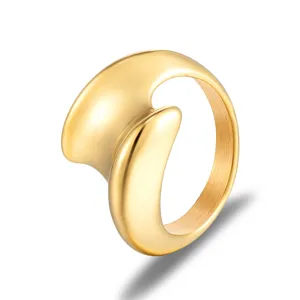 Brede gouden titanium stalen ring voor dames, moderne geometrische statement sieraden.