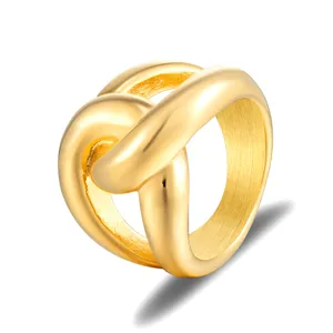 Detailopname van een dik gouden statement knoopring, trendy titanium staal sieraden.