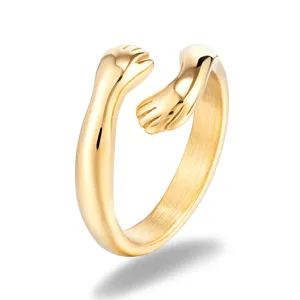 Minimalistische gouden omarmende handen open ring voor vrouwen, stijlvolle titanium sieraden.