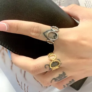 Gedetailleerd overzicht van brede ketting ring van titaniumstaal, grof ineengesloten design.