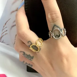 Detailopname van brede roestvrijstalen ringen met kettingontwerp, stijlvolle sieraden.