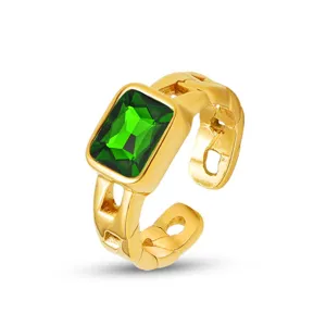 Detailansicht des luxuriösen grünen Zirkon Titanstahl Rings mit strukturiertem Design.