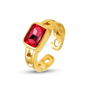 Exquisites Detail des eleganten rechteckigen roten Zirkonia Titanstahlrings mit Textur.