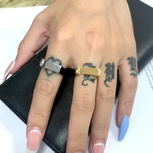 Minimalistische titanium stalen ring voor dames, stijlvol goud en zilver haakontwerp, detailweergave.