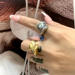 Set van brede metalen ringen, uniek zwaar design voor modieuze sieraden voor vrouwen.