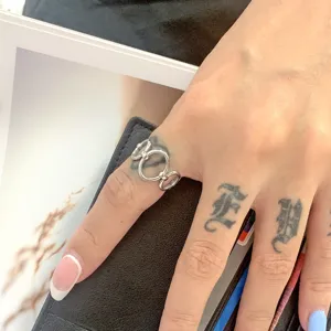 Brede geschakelde kettingring van titaniumstaal, trendy grof design voor damessieraden.