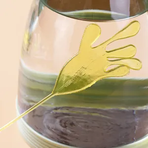 Klassisches nostalgisches klebriges Handspielzeug, flexibles dehnbares Fake-Hand-Spiel.