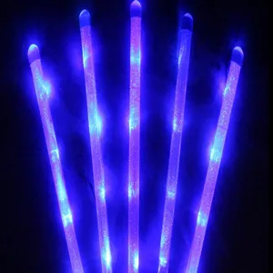 Vista detallada de varitas luminosas LED para conciertos con luz azul brillante y textura.