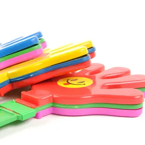 Gros plan detaille de clap-mains en plastique colorees empilees pour evenements festifs.