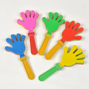 Mains tapageuses en plastique coloré idéales pour fêtes, concerts et jouets d'enfants.