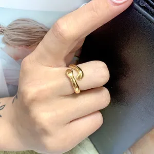 Gouden hug hands ring voor vrouwen, chunky open vingerring, uniek design mode handsieraad.