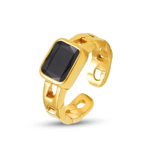 Nahaufnahme des rechteckigen schwarzen Zirkonia Gold Titanstahl Rings mit feiner Kettentextur.