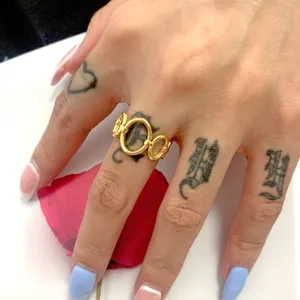 Gedetailleerde close-up van een brede gouden kettingring met een zwaar en stijlvol design.
