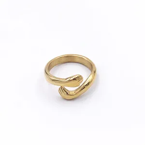 Gedetailleerd overzicht van de gouden omarmende ring met een uniek ontwerp en fijne afwerking.